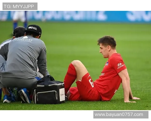 足球明星儿子因父亲比赛失利情绪崩溃泪洒赛场引发网友热议与心疼